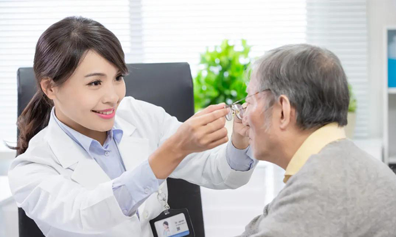 剛進入40歲，你能接受戴老花鏡嗎？