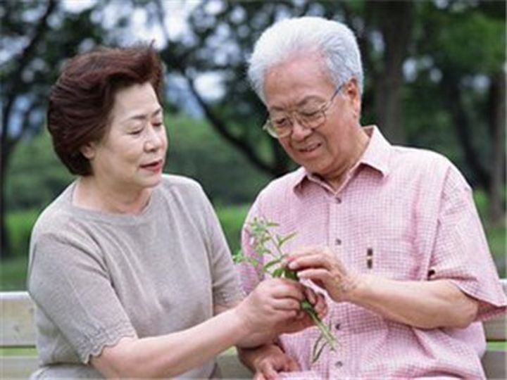 老花鏡科普：老人該如何緩解老花眼？