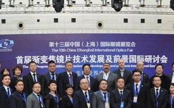 老花鏡技術(shù)革命，漸進(jìn)多焦鏡才是最佳解決方案