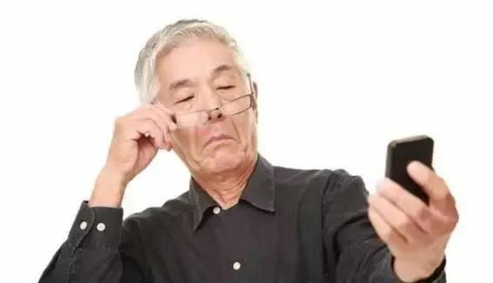 老花眼用手機(jī)發(fā)信息成了奢侈，六十歲的困惑看他怎么解決