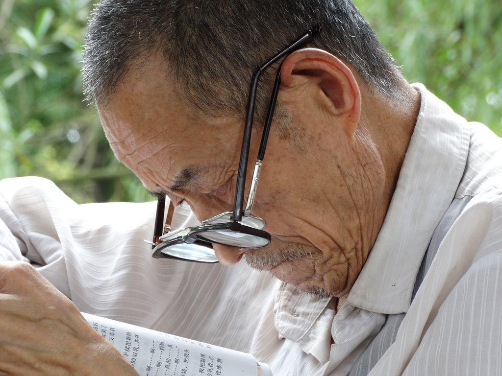 “老花眼”誰都避不開，哪些癥狀說明眼睛提前“花”了？