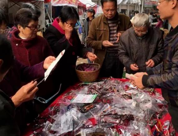 怎么佩戴老花鏡？驗光 品牌 質量 保養(yǎng)一個都不能少