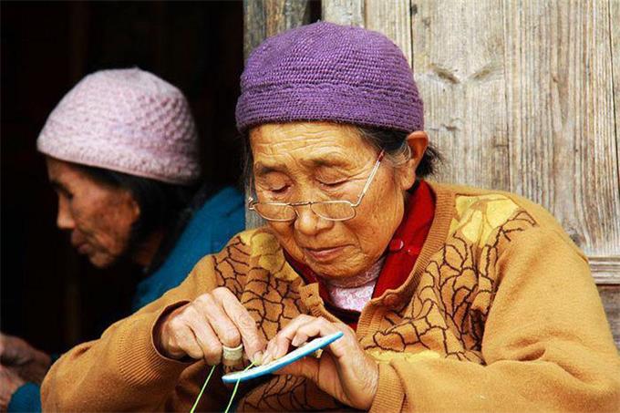 佩戴老花眼鏡，記住這四點(diǎn)，避免對眼睛造成傷害